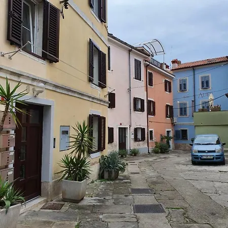 Apartment North To South *